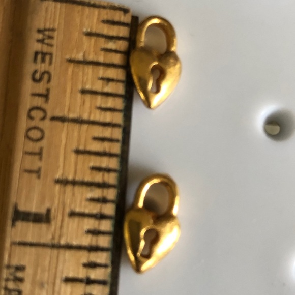 Heart shaped gold tone tone pierced earrings - Picture 3 of 4